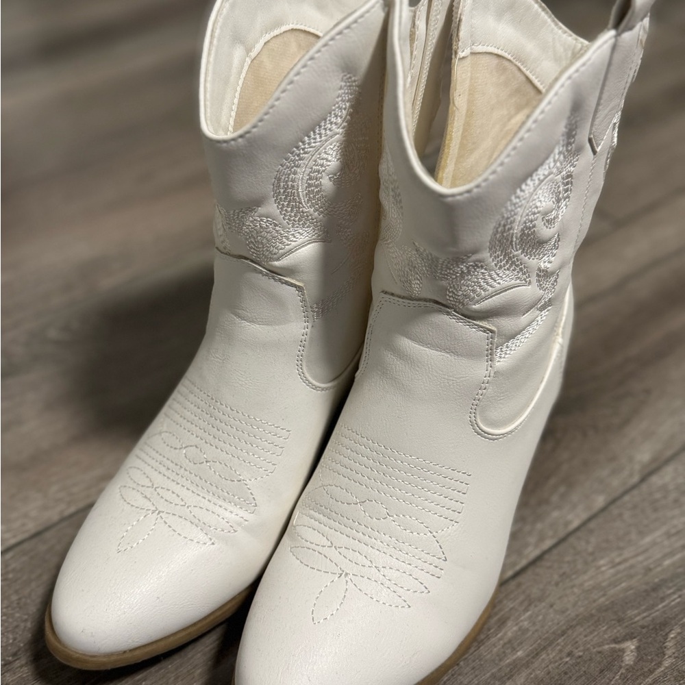 White Embroidered Women's Cowboy Boots